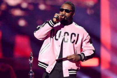 Idris Elba’s fly busts open in wardrobe malfunction at Brit Awards - nypost.com