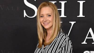 Lisa Kudrow Supports Pals Courteney Cox and Mira Sorvino at 'Shining Vale' Premiere - www.etonline.com
