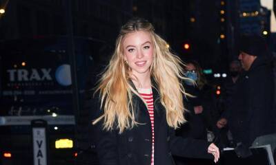 Is Euphoria’s Sydney Sweeney engaged? Actress sparks rumors after rocking a jaw-dropping diamond ring - us.hola.com - Chicago