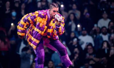 Enthusiastic Bad Bunny fan receives a kiss from the singer as she gets escorted off stage - us.hola.com - Los Angeles - Los Angeles - USA - Miami - Puerto Rico - Seattle