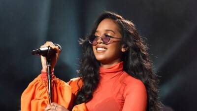 NAS, H.E.R., Foo Fighters and More to Perform at 2022 GRAMMY Awards - www.etonline.com
