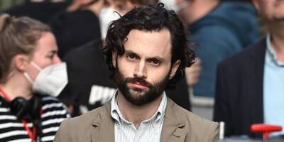 Penn Badgley Gets Into Character on the Set of 'You' in London - www.justjared.com - London - USA