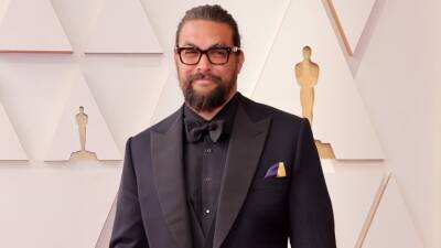 Jason Momoa Rocks French Braid While Going Solo on 2022 Oscars Red Carpet, Shows Support for Ukraine - www.etonline.com - France - New York - Ukraine - Russia - county Rock