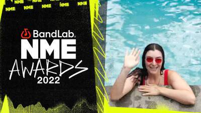 Watch Lorde’s poolside acceptance for Best Song In The World at the BandLab NME Awards 2022 - www.nme.com - New Zealand - county Isle Of Wight