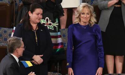 First lady Jill Biden shows support for Ukraine in a stunning blue dress and sunflower cufflinks - us.hola.com - Britain - USA - Ukraine - Russia - Virginia