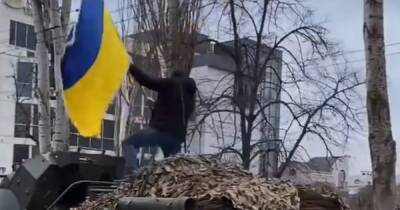 Kherson protests: Man stands on tank with Ukraine flag as thousands protest against Russia - www.manchestereveningnews.co.uk - Britain - Ukraine - Russia - city Moscow - city Kherson - city Mariupol