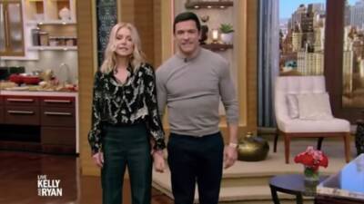 Kelly Ripa and Mark Consuelos Show Unique Way They Hold Hands Thanks to Being 'Arm Length Incompatible' - www.etonline.com - New York