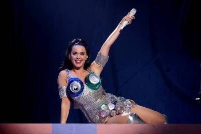 Katy Perry Reveals Everyone’s Been Singing Along To ‘Firework’ The Wrong Way - etcanada.com - USA - county Allen