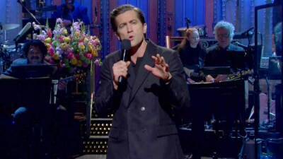 'SNL': Jake Gyllenhaal Belts Out Celine Dion and Mocks His Own Method Acting In Masterful Monologue - www.etonline.com