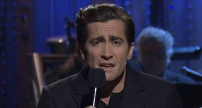 Jake Gyllenhaal Looks Back at Hosting 'SNL' Back in 2007, Sings Celine Dion in Opening Monologue - Watch! - www.justjared.com