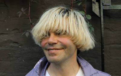 Listen to Tim Burgess’ sunny new single ‘Here Comes The Weekend’ - www.nme.com - Britain - city Sound