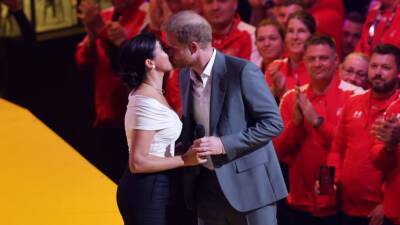 Meghan Markle and Prince Harry Lovey-Dovey at Invictus Games Opening Ceremony - www.etonline.com - France - Netherlands - Romania - city Hague, Netherlands