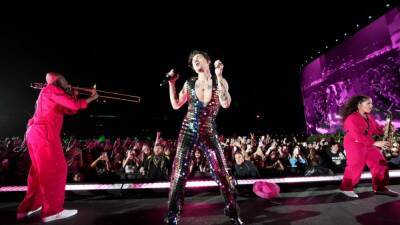 Harry Styles Joined by 'Star-Struck' Shania Twain for Surprise Performance at Coachella - www.etonline.com - California