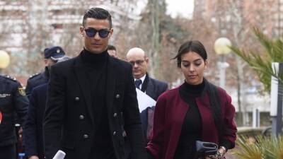 Cristiano Ronaldo Shares First Family Photo With Newborn Daughter Since Announcing Son's Death - www.etonline.com - Manchester