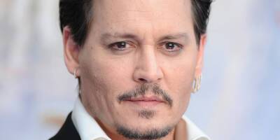 Johnny Depp Goes Viral for What He Handed His Attorney During His Trial - See It Here - www.justjared.com