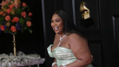 Lizzo Holds Hands With Mystery Man at Her 34th Birthday Celebration After Confirming She's in a Relationship - www.etonline.com - New York