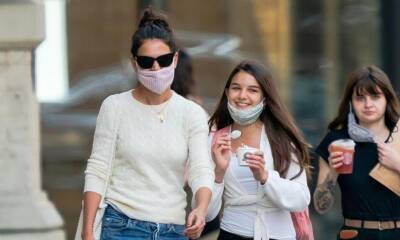 Suri Cruise grabs ice cream in New York City while wearing baggy jeans - us.hola.com - New York
