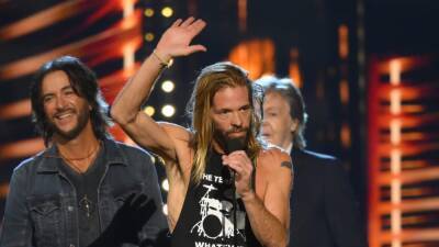 ‘SNL’ Pays Tribute To Late Foo Fighters Drummer Taylor Hawkins - deadline.com - Colombia - city Bogota, Colombia