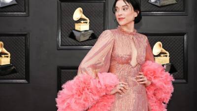 The Best-Dressed Stars at the 2022 Grammys - www.glamour.com - Iceland - Japan