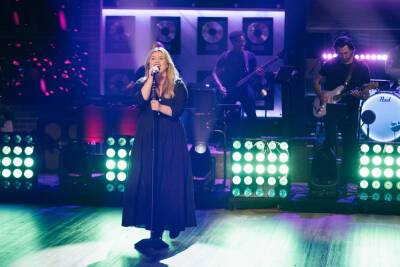 Kelly Clarkson Cuts Loose With ‘Footloose’ During ‘Kellyoke’ - etcanada.com