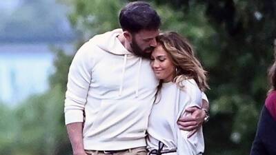 Ben Affleck Jennifer Lopez Are Engaged: See Her Green Diamond Ring - hollywoodlife.com