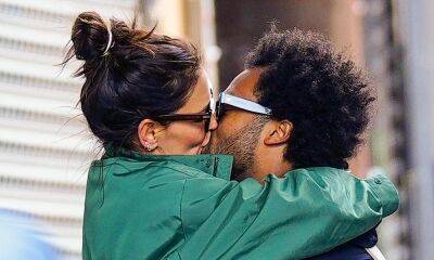 Katie Holmes looks happier than ever packing on PDA with Bobby Wooten - us.hola.com - New York - Dominica - county Amelia