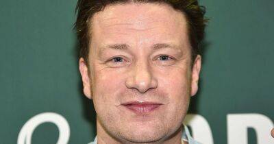 Jamie Oliver blasts junk food BOGOF ban delay as 'wasted opportunity' - www.manchestereveningnews.co.uk - Britain