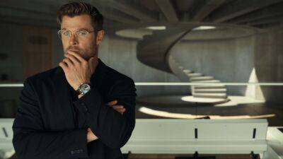 Chris Hemsworth Runs a Trippy Penitentiary in First Trailer for Netflix Film ‘Spiderhead’ (Video) - thewrap.com