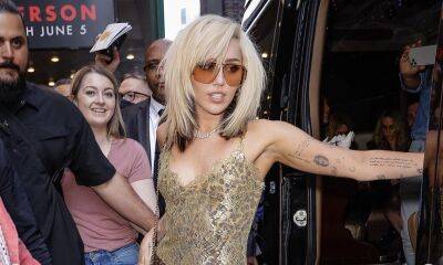 Miley Cyrus makes great entrance: Supports Pamela Anderson on Broadway - us.hola.com - Chicago