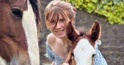 Our Yorkshire Farm's Amanda Owen wows fans with snap of lookalike daughter Raven - www.ok.co.uk