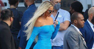 Khloe Kardashian makes the most of her eye-catching curves in skimpy blue mini dress - www.ok.co.uk - New York