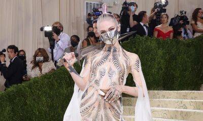 Grimes is auctioning off her Met Gala accessories to raise money for BIPOC families in Ukraine - us.hola.com - Ukraine - county Grimes