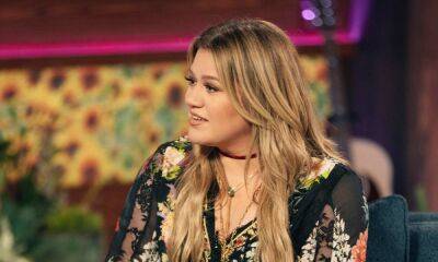 Kelly Clarkson makes abrupt exit from show - and you'll not believe why! - hellomagazine.com