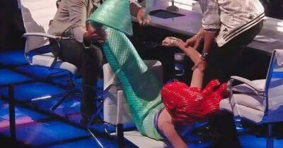 Katy Perry suffers hilarious American Idol blunder as she falls off chair in Ariel costume - www.ok.co.uk - USA