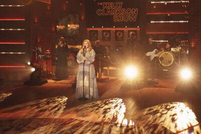 Kelly Clarkson Gives Emotional Performance Of Joni Mitchell’s ‘River’ - etcanada.com - county Love