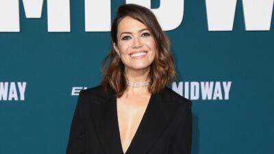 Mandy Moore Talks 'Cool Mom Club' With Hilary Duff and More Stars - www.etonline.com - France