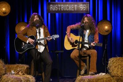 Jon Hamm & Jimmy Fallon Get Back To Their Roots As Goofy Americana Rock Duo Burlap - etcanada.com - city Sandy