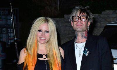 Avril Lavigne shares adorable videos of fiancé Mod Sun cheering her on as she performs - hellomagazine.com - Paris