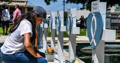 Meghan Markle makes surprise visit to Texas to pay respects to shooting victims and lay roses - www.ok.co.uk - Los Angeles - Texas - county Uvalde