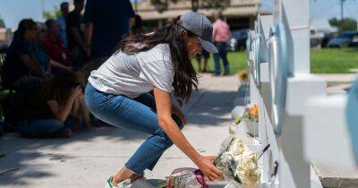 Meghan Markle Lays Flowers at Memorial for Texas School Shooting Victims - www.usmagazine.com - Texas - California - county Uvalde