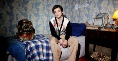 Harry Styles dethrones Taylor Swift with record-breaking vinyl sales - www.thefader.com