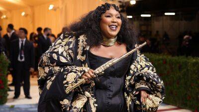 Lizzo Plays the Flute, Takes Gilded Glam to a New Level on 2022 Met Gala Red Carpet - www.etonline.com - USA - New York - California