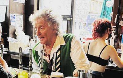 Rod Stewart surprises pub-goers by pulling pints behind the bar - www.nme.com - Scotland - Florida - county Palm Beach
