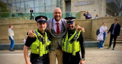 Boxing champ Tyson Fury stops for pictures with GMP officers on trip to Manchester - www.manchestereveningnews.co.uk - Britain - Manchester