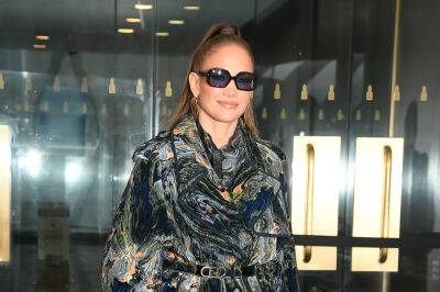 Jennifer Lopez Shows Off Her ‘BBQ-Chic’ Long Weekend Look At Home - etcanada.com - Los Angeles