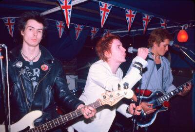Sex Pistols Crash Queen Elizabeth’s Silver Jubilee In New ‘God Save The Queen Revisited’ Music Video - etcanada.com - Britain - city Sangster