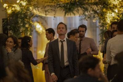 ‘Uncoupled’: Neil Patrick Harris Smells The Roses In First Trailer For Netflix Comedy Series As Streamer Sets Premiere - deadline.com - Paris - New York