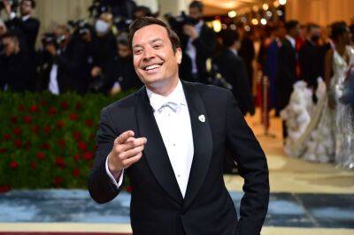 Jimmy Fallon Messily Chugs A Beer After Dipping His Hot Dog In It At Stanley Cup Playoffs - etcanada.com - New York - New York - county Garden - county Bay - county Stanley