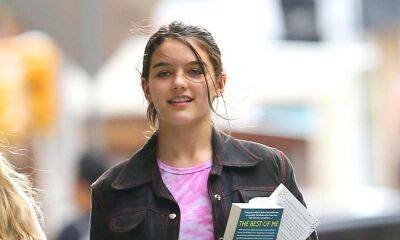 Suri Cruise enjoys New York City weather in a red strapless top and jeans - us.hola.com - New York