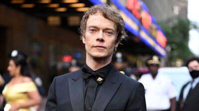 Game of Thrones' Alfie Allen Attends Tony Awards 2022, Nominated for 'Hangmen'! - www.justjared.com - London - county Hall - county York